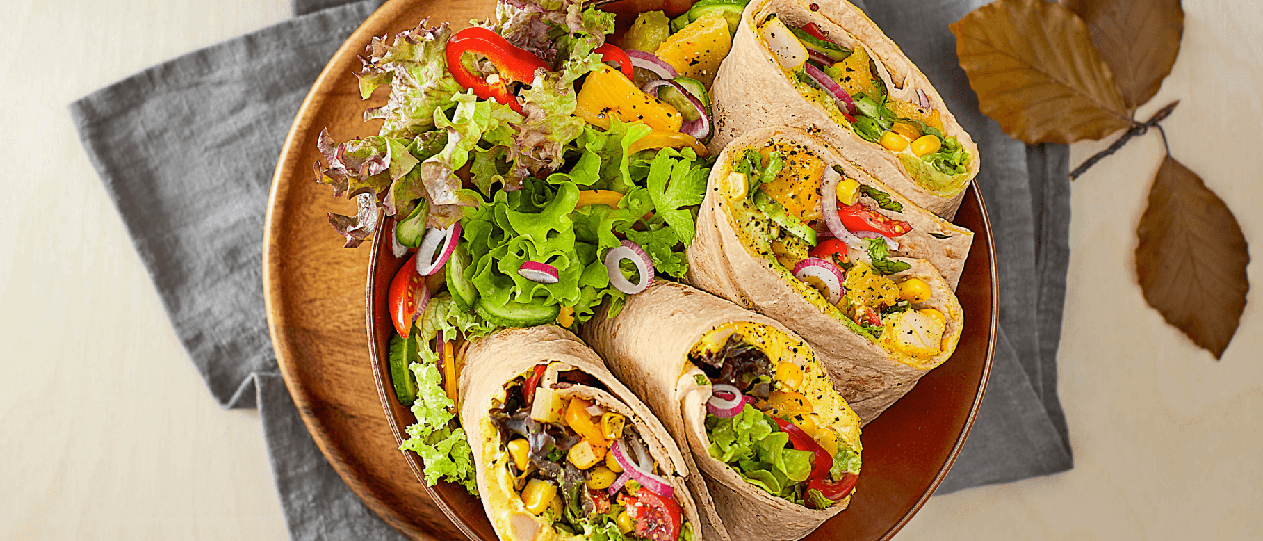 Wraps mit Hähnchensalat, Ananas und Gemüse