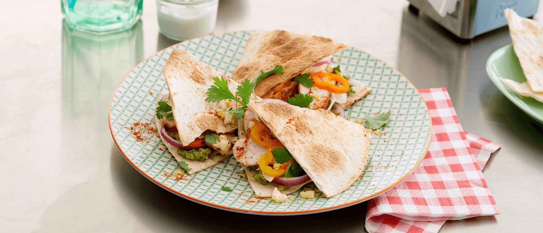 Südamerikanische Quesadilla mit Guacamole und Hähnchen