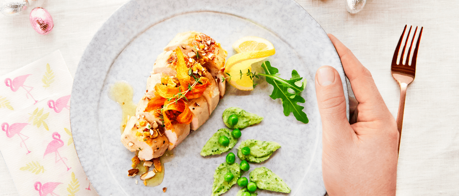 Lackiertes Hähnchen mit Crumble, Brokkolicreme und gerösteter Karotte