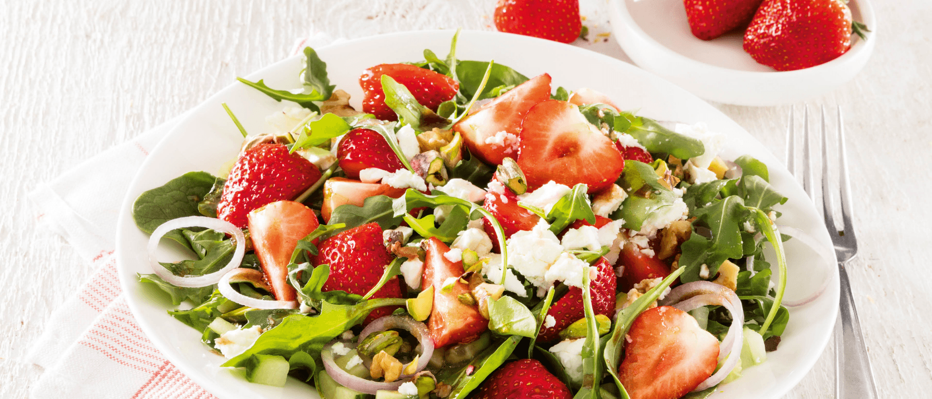 Salat mit Erdbeeren und Feta