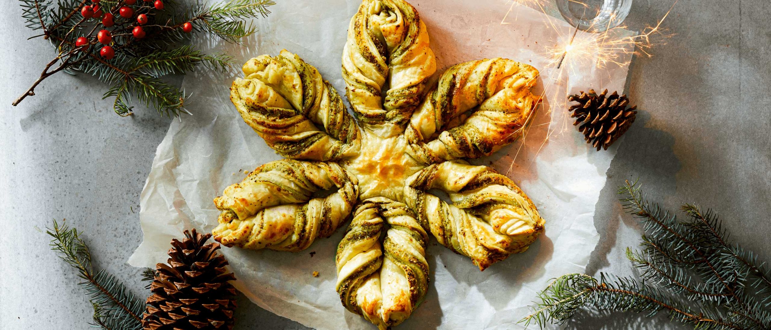 Herzhafter Blätterteigstern mit Pesto