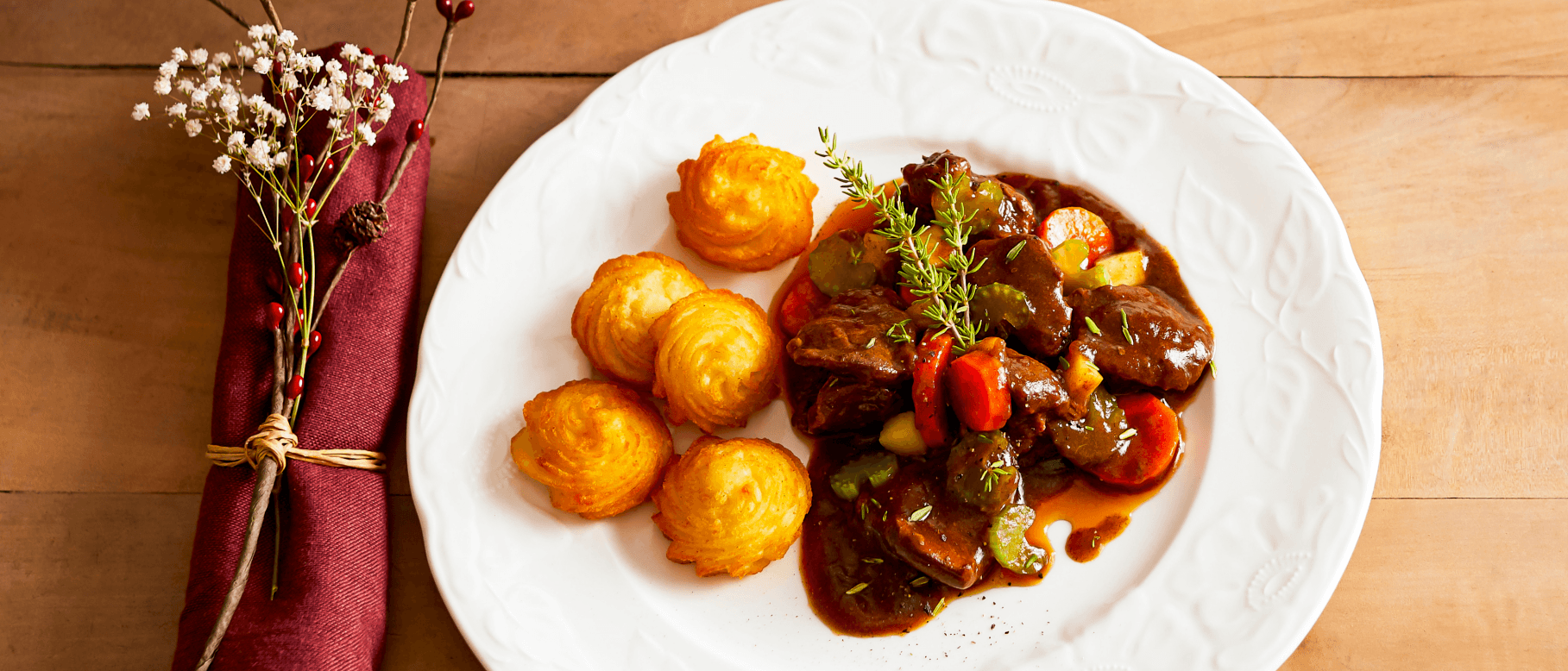 Hirschragout mit Kirschbier und Pommes Duchesse