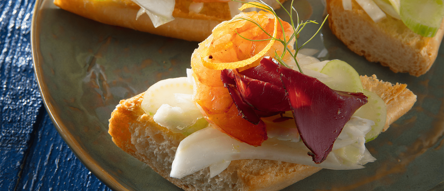 Bruschetta mit geräuchertem Wildschinken, Scampi und Fenchel