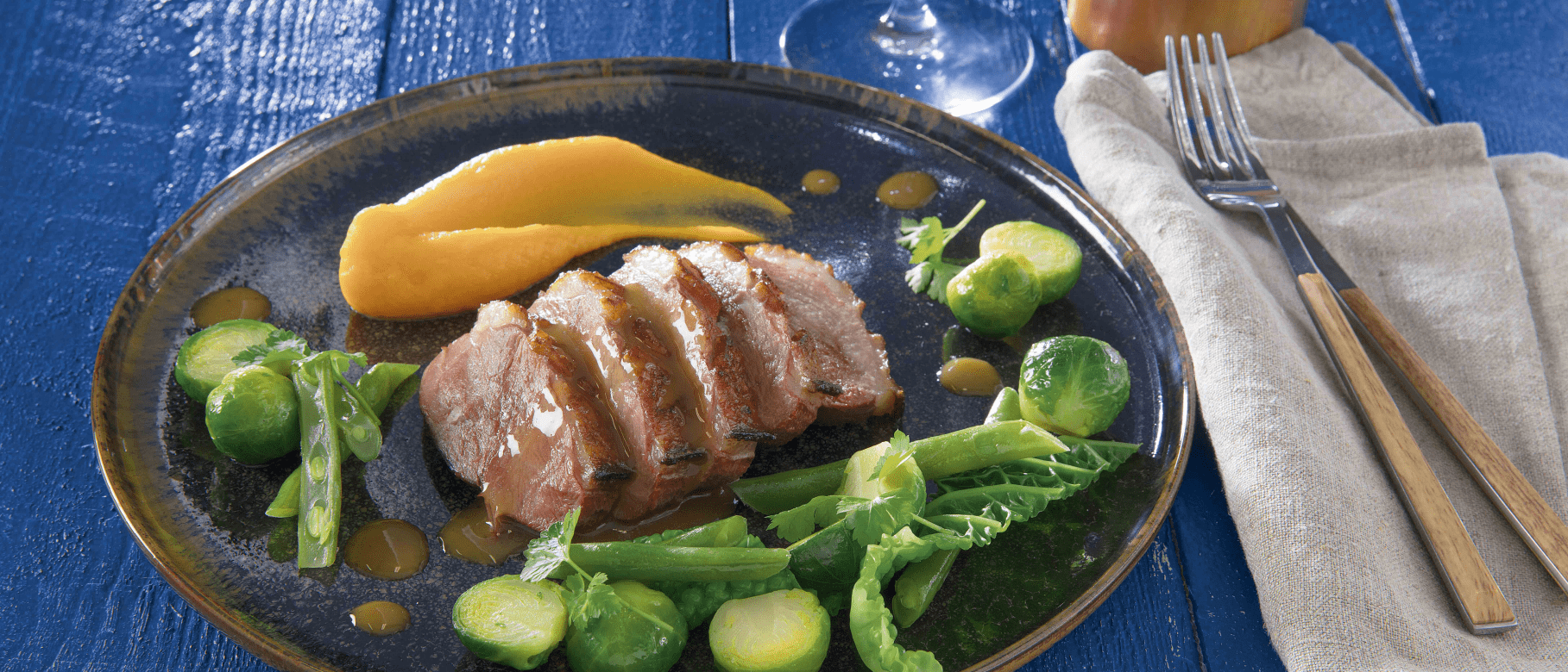 Entenbrustfilet mit grünem Gemüse, Kürbispüree und Rotweinsauce