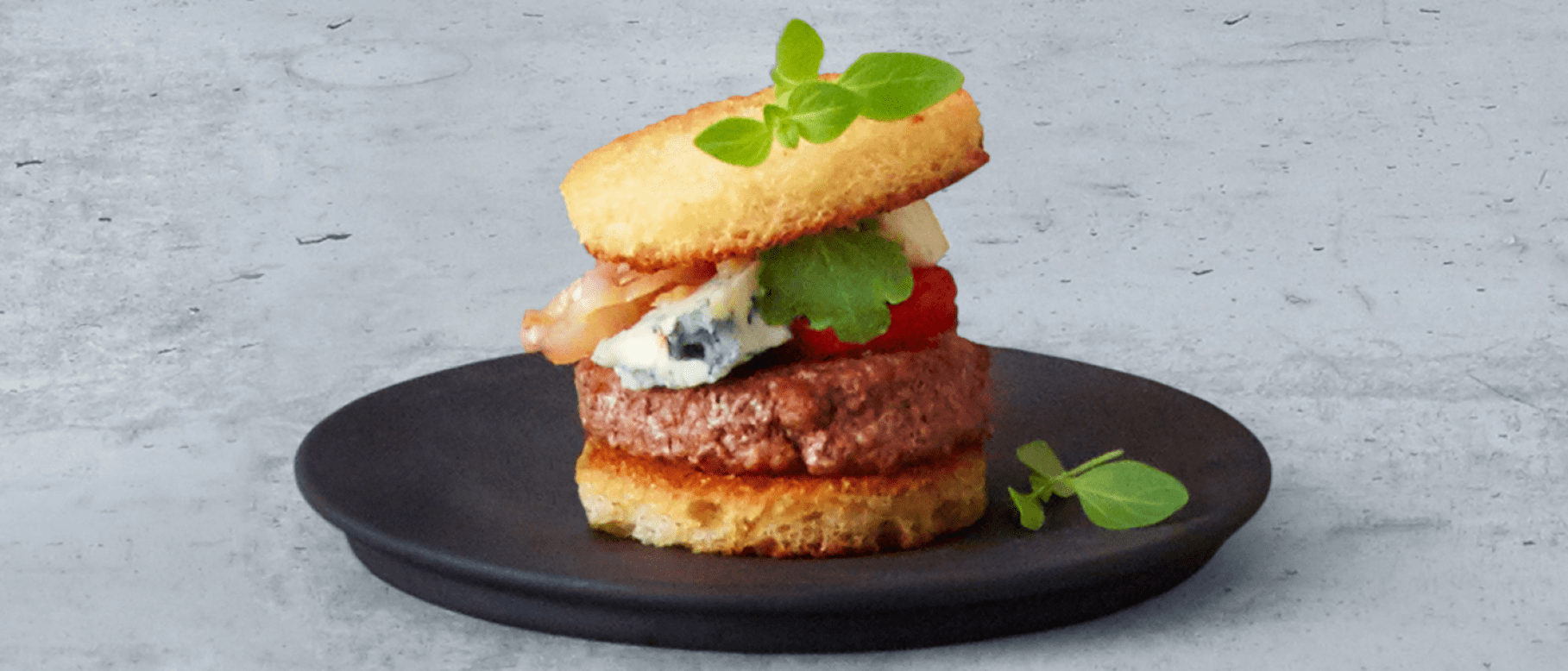 Minirindshamburger mit Blauschimmelkäse und karamellisierter Zwiebel