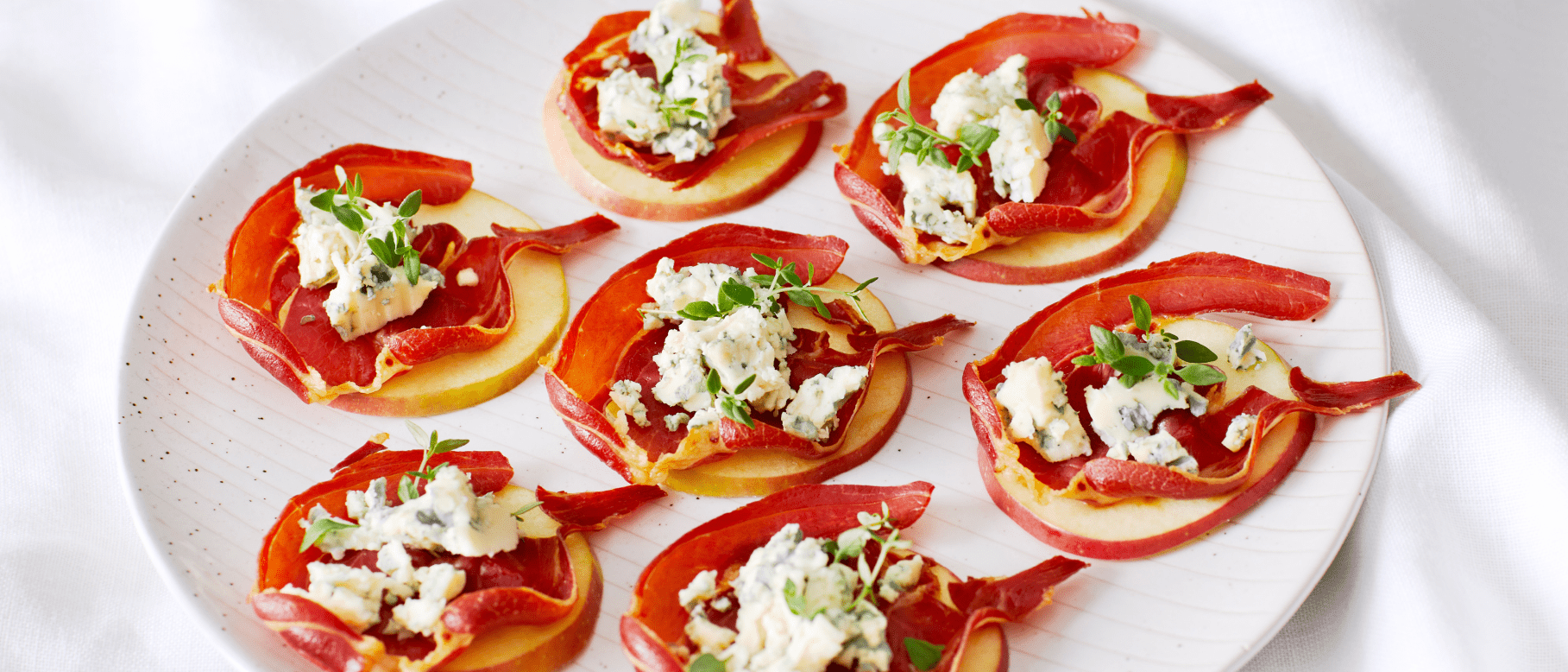 Apfelhäppchen mit knuspriger Coppa und Blauschimmelkäse