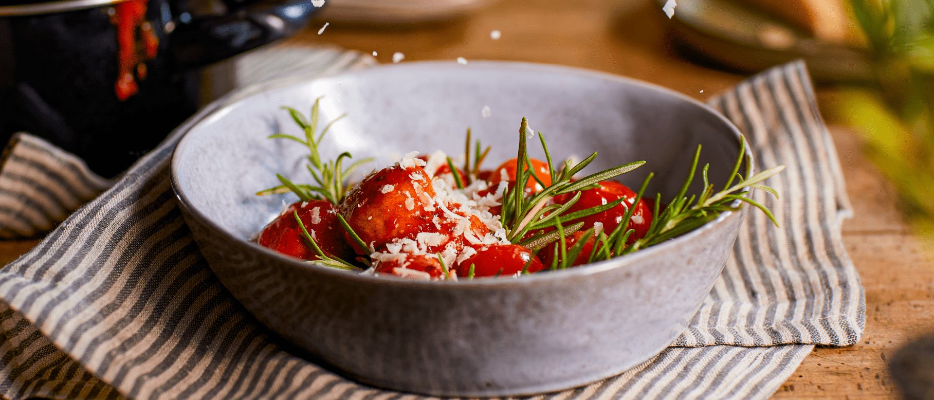 Vegane Weihnachtsbällchen in Tomatensoße mit Schnee von Parmesan