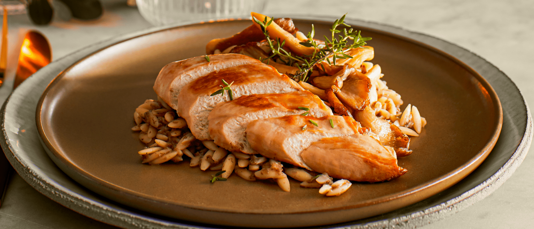 Perlhuhnfilet mit Risotto von Orzo und Austernpilzen