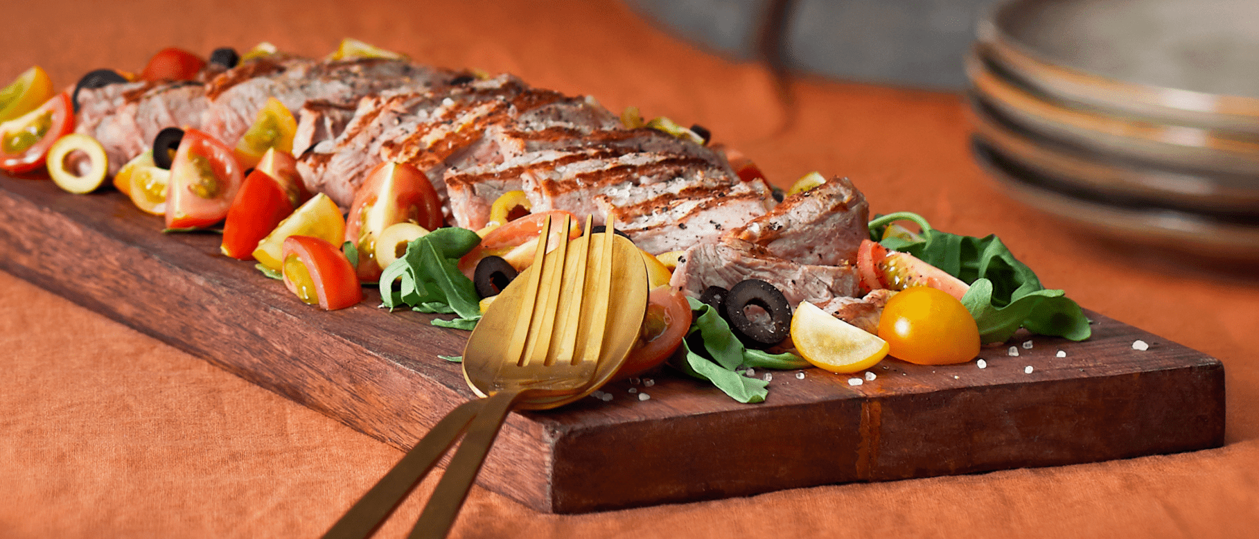 Tagliata von Lendenfilet mit gelben und roten Tomaten